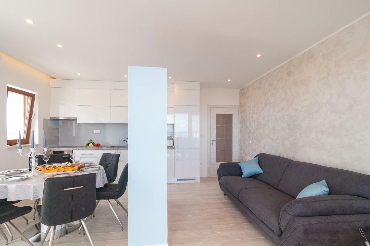 Beautiful Apartment With Private Pool Trogir Bagian luar foto